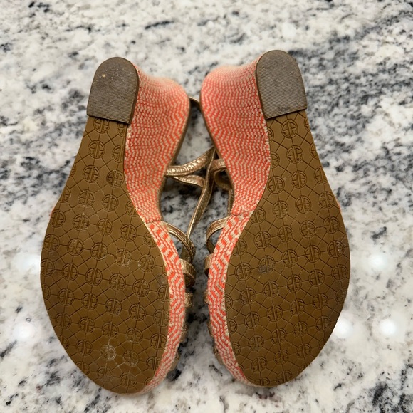 Lilly Pulitzer Gold Strappy Peep Toe Chevron Wedge Heel - Picture 4 of 7